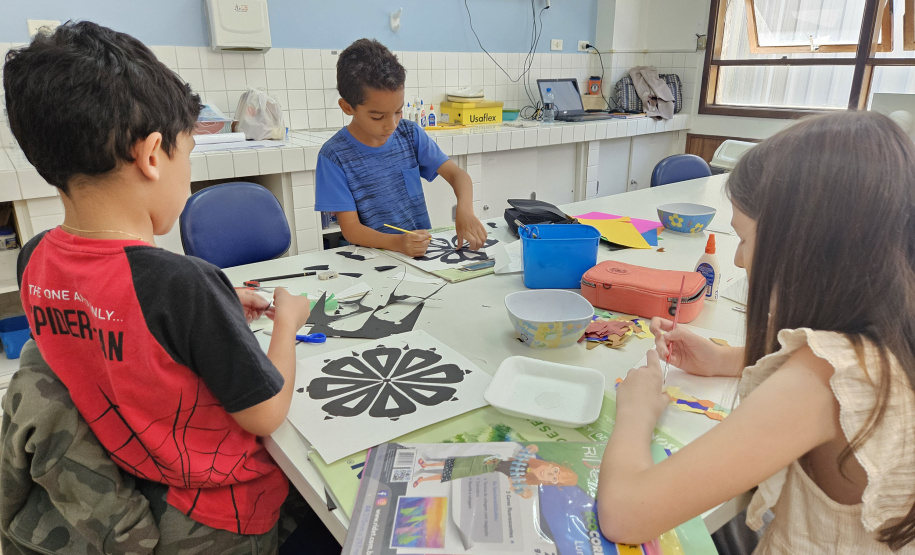 SEEC Estudantes do Centro Juvenil de Artes Plásticas homenageiam Curitiba no aniversário de 332 anos da cidade