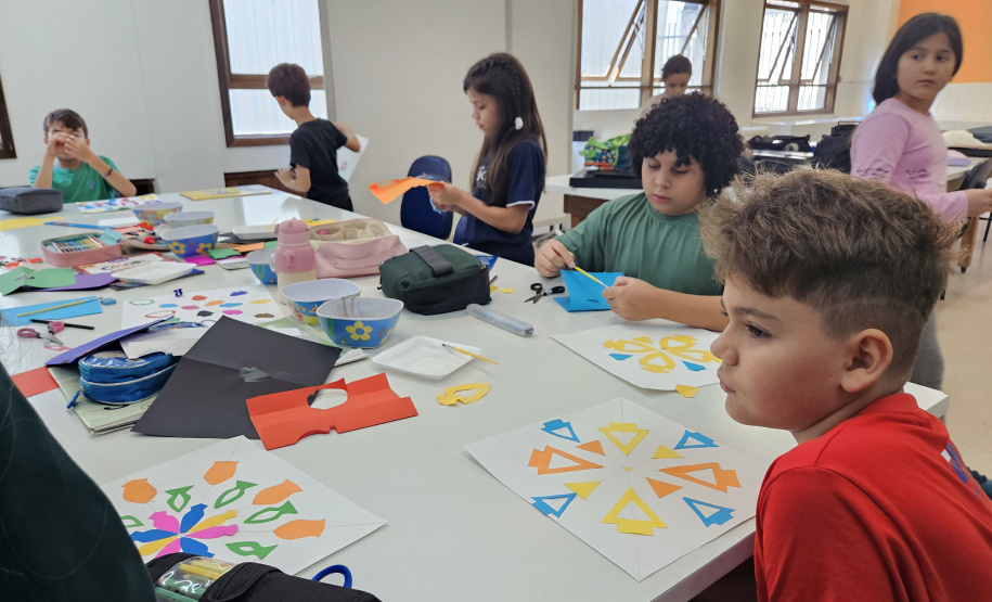 SEEC Estudantes do Centro Juvenil de Artes Plásticas homenageiam Curitiba no aniversário de 332 anos da cidade