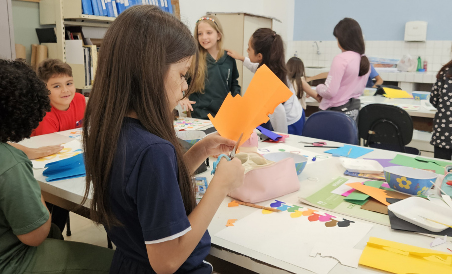 SEEC Estudantes do Centro Juvenil de Artes Plásticas homenageiam Curitiba no aniversário de 332 anos da cidade