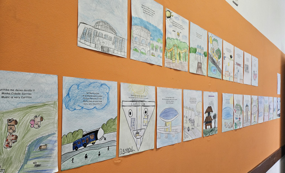 SEEC Estudantes do Centro Juvenil de Artes Plásticas homenageiam Curitiba no aniversário de 332 anos da cidade