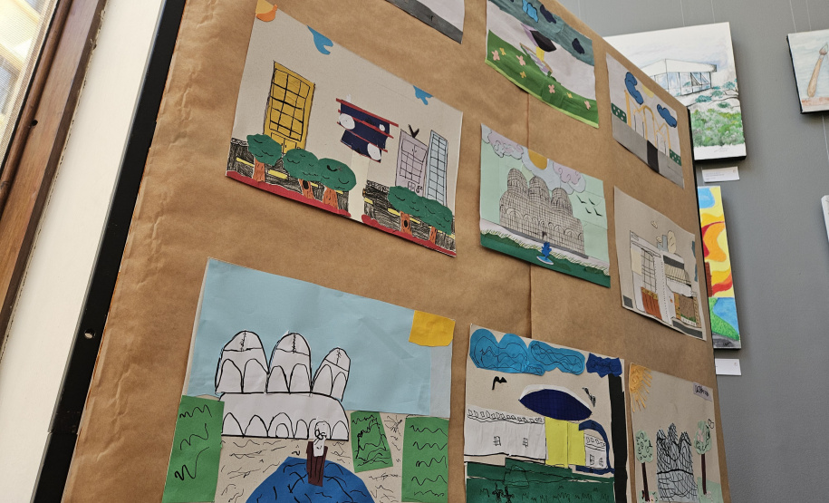 SEEC Estudantes do Centro Juvenil de Artes Plásticas homenageiam Curitiba no aniversário de 332 anos da cidade