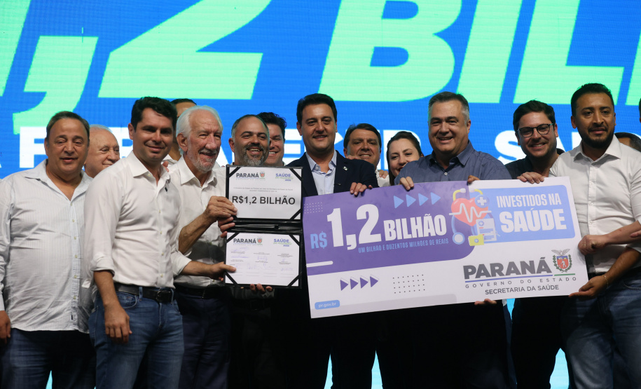 O governador Carlos Massa Ratinho Junior anunciou nesta quinta-feira (13) a liberação de R$ 1,2 bilhão para a saúde pública do Estado, durante o evento Saúde em Movimento, em Foz do Iguaçu, na região Oeste.