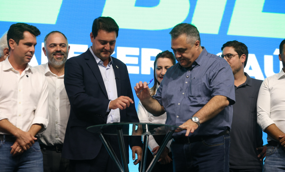 O governador Carlos Massa Ratinho Junior anunciou nesta quinta-feira (13) a liberação de R$ 1,2 bilhão para a saúde pública do Estado, durante o evento Saúde em Movimento, em Foz do Iguaçu, na região Oeste.