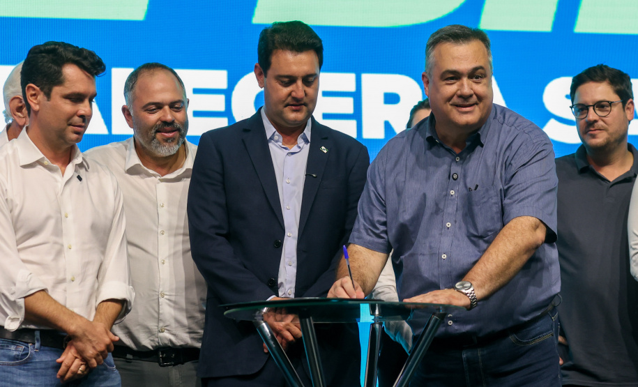 O governador Carlos Massa Ratinho Junior anunciou nesta quinta-feira (13) a liberação de R$ 1,2 bilhão para a saúde pública do Estado, durante o evento Saúde em Movimento, em Foz do Iguaçu, na região Oeste.
