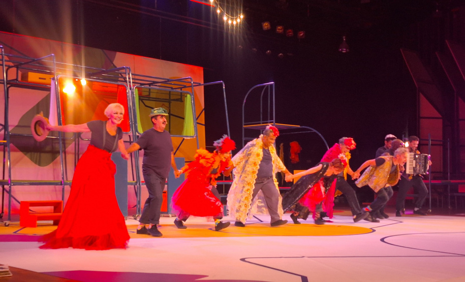 Com Milton Cunha, artistas nacionais e grande público, Festival de Curitiba teve início nesta segunda-feira (24)