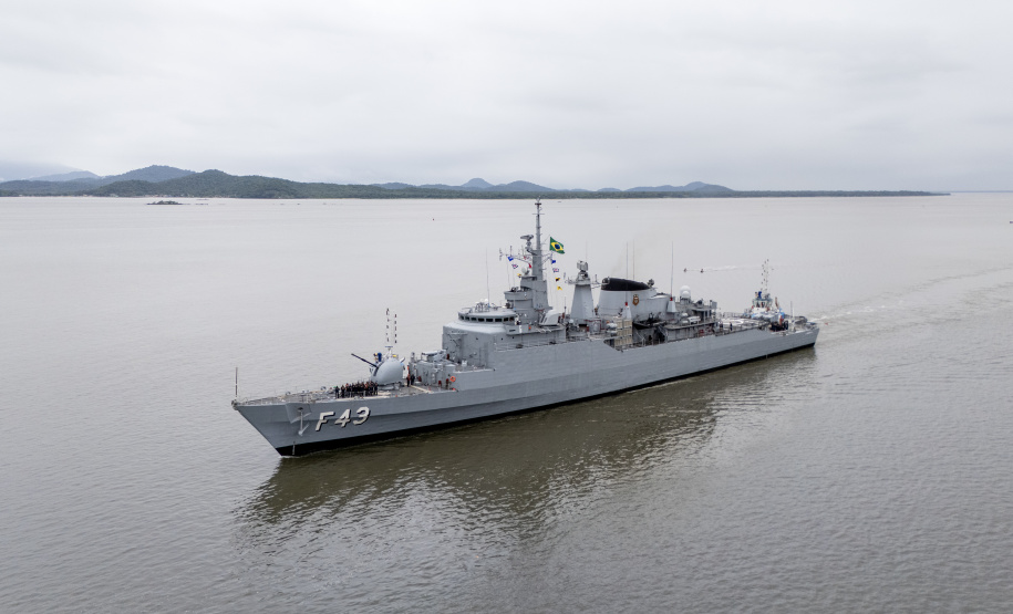 Navio de Guerra da Marinha recebe visitantes no Porto de Paranaguá