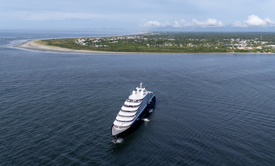 PORTO DO PARANÁ NAVIO CRUZEIRO ANCORADO ILHA DO MEL
