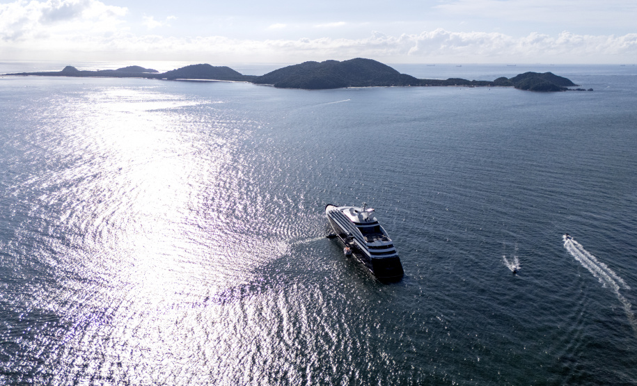 PORTO DO PARANÁ NAVIO CRUZEIRO ANCORADO ILHA DO MEL