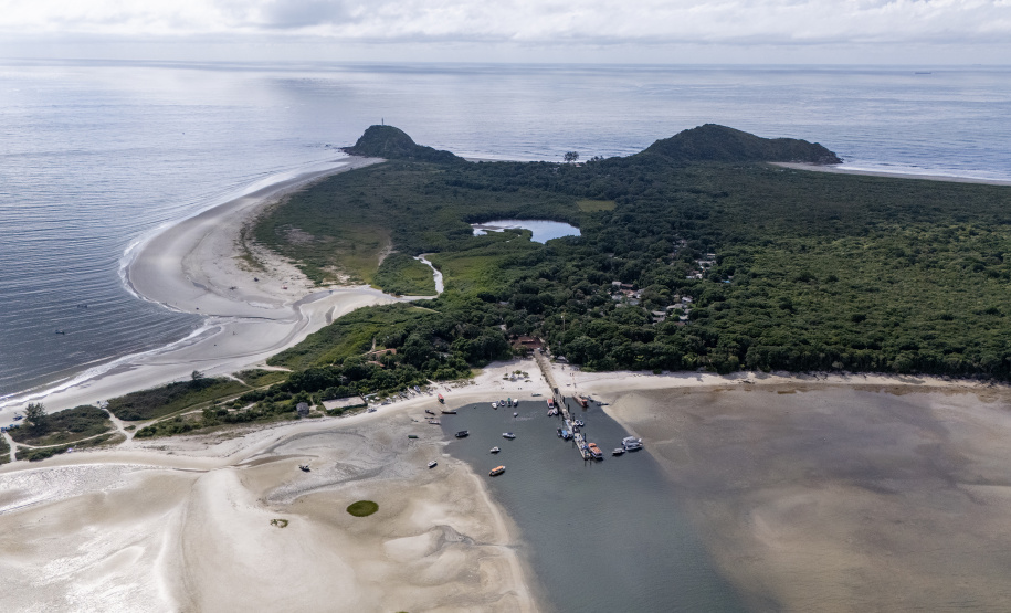 PORTO DO PARANÁ NAVIO CRUZEIRO ANCORADO ILHA DO MEL