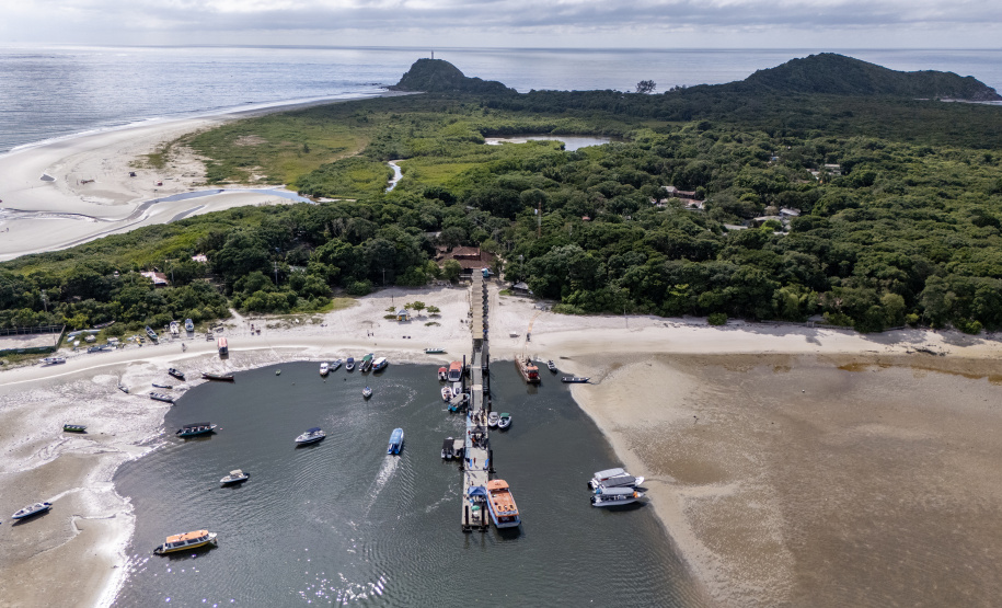 PORTO DO PARANÁ NAVIO CRUZEIRO ANCORADO ILHA DO MEL