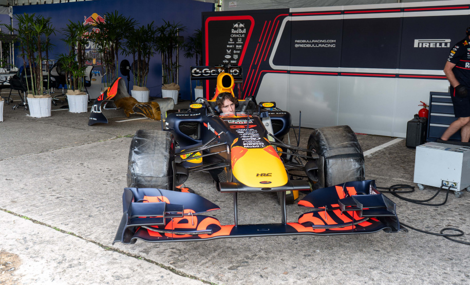 Motores roncando: pilotos testam carros para o Red Bull Showrun