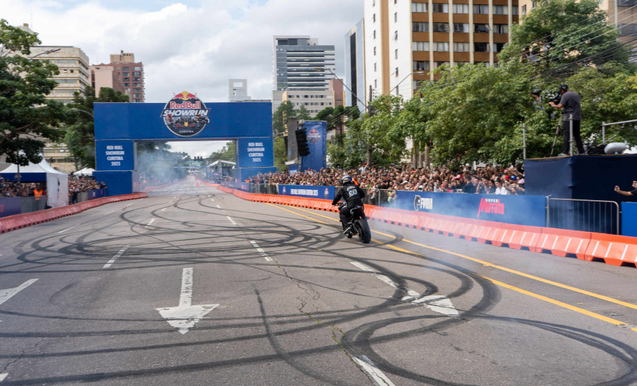 Adrenalina e velocidade: fãs apaixonados vibram com apresentação de carros na Red Bull Showrun