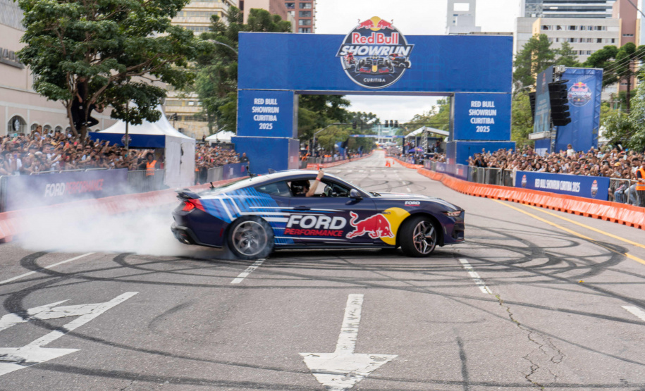 Adrenalina e velocidade: fãs apaixonados vibram com apresentação de carros na Red Bull Showrun