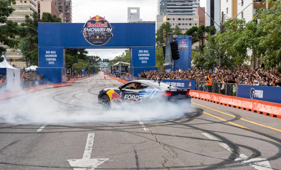 Adrenalina e velocidade: fãs apaixonados vibram com apresentação de carros na Red Bull Showrun