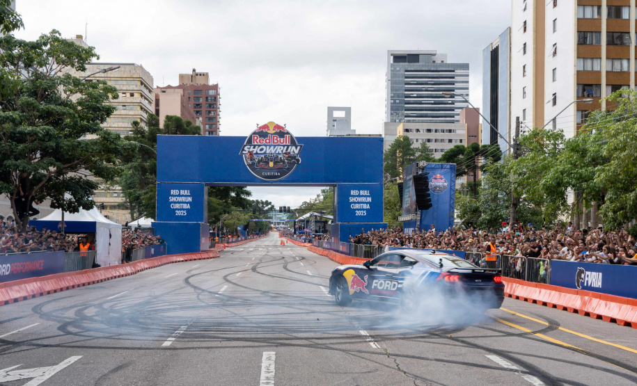 Adrenalina e velocidade: fãs apaixonados vibram com apresentação de carros na Red Bull Showrun