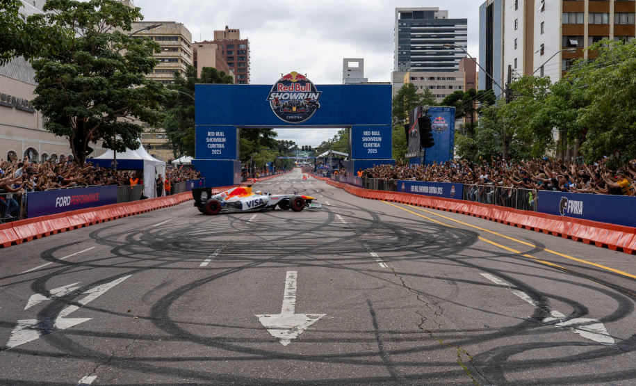 Adrenalina e velocidade: fãs apaixonados vibram com apresentação de carros na Red Bull Showrun