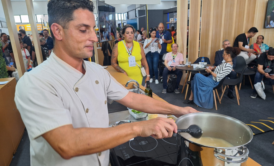 Com pratos típicos e iguarias paranaenses, Estado inaugura Arena Show Gastronomica na Expo Turismo Paraná