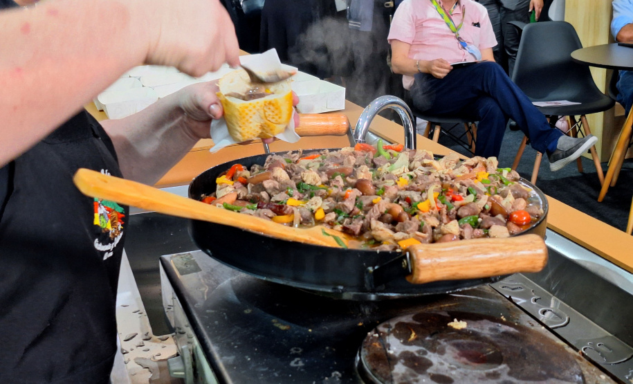 Com pratos típicos e iguarias paranaenses, Estado inaugura Arena Show Gastronomica na Expo Turismo Paraná