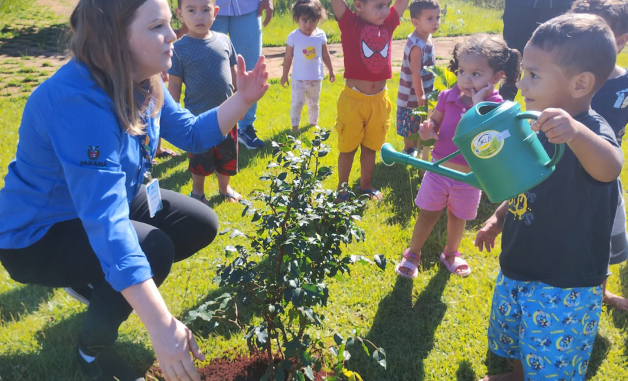 Ações ambientais organizadas pelo IAT para comemorar o Dia Mundial da Água distribuíram mais de oito mil mudas de espécies nativas