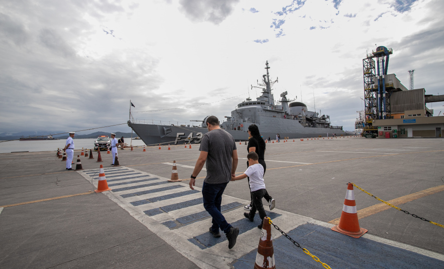 Navio de Guerra da Marinha recebe visitantes no Porto de Paranaguá