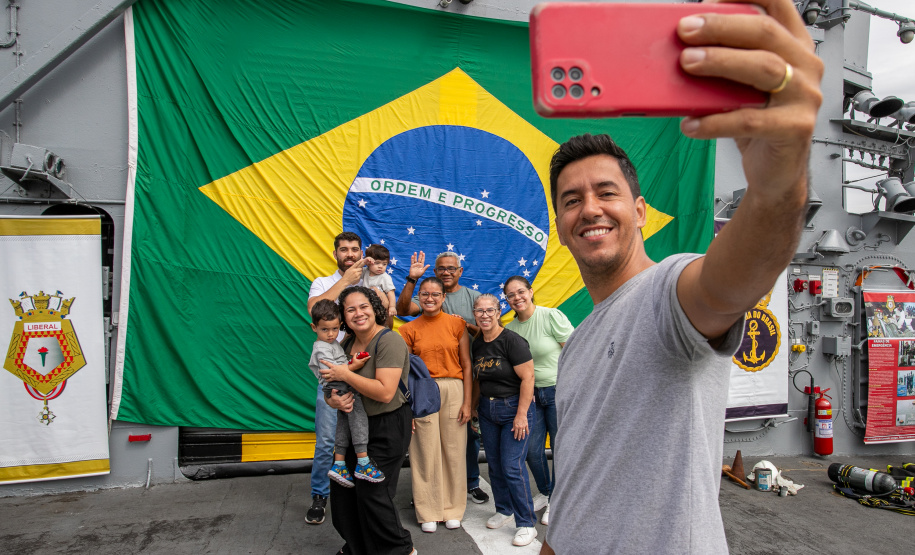 Navio de Guerra da Marinha recebe visitantes no Porto de Paranaguá