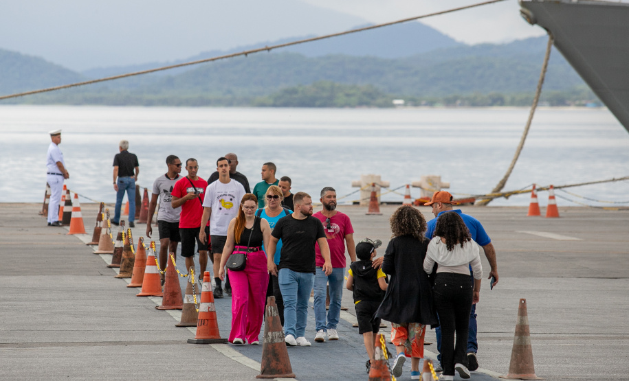 Navio de Guerra da Marinha recebe visitantes no Porto de Paranaguá