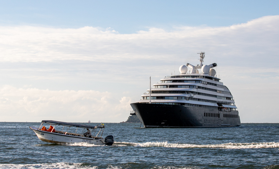 PORTO DO PARANÁ NAVIO CRUZEIRO ANCORADO ILHA DO MEL