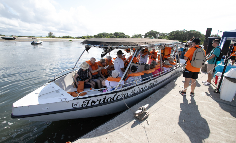 PORTO DO PARANÁ NAVIO CRUZEIRO ANCORADO ILHA DO MEL