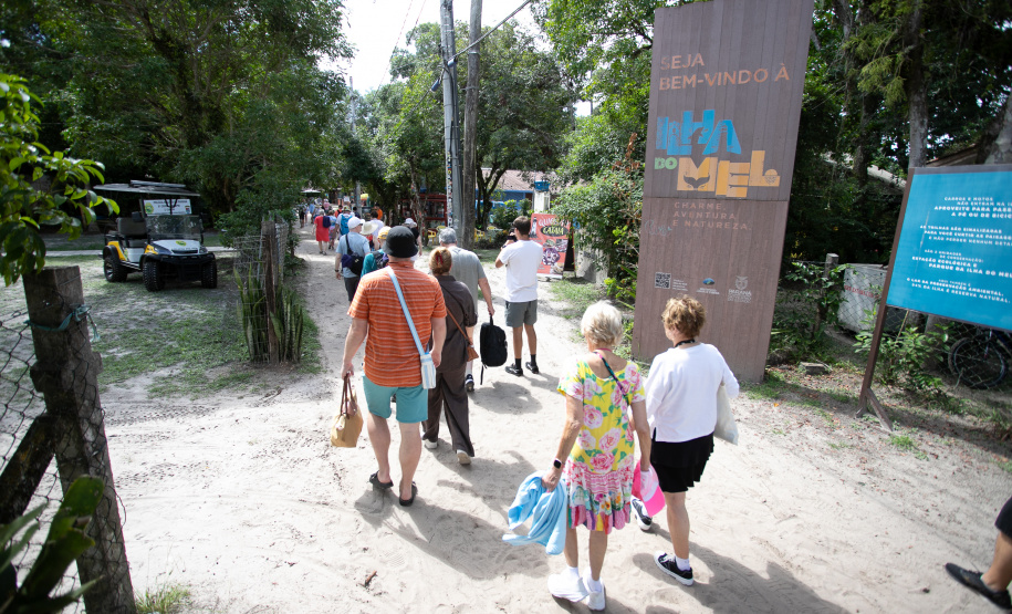 PORTO DO PARANÁ NAVIO CRUZEIRO ANCORADO ILHA DO MEL