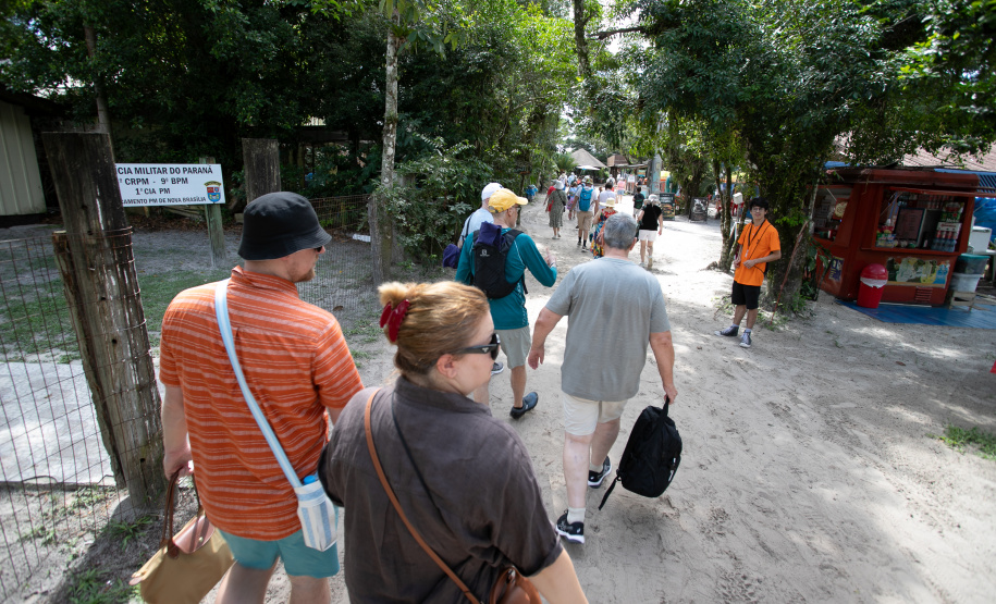 PORTO DO PARANÁ NAVIO CRUZEIRO ANCORADO ILHA DO MEL