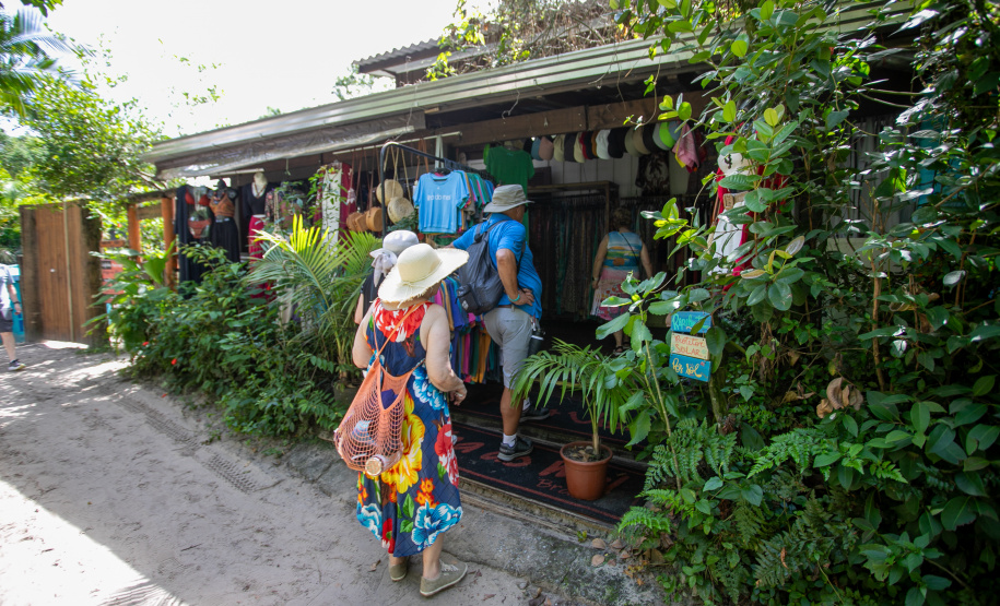 PORTO DO PARANÁ NAVIO CRUZEIRO ANCORADO ILHA DO MEL