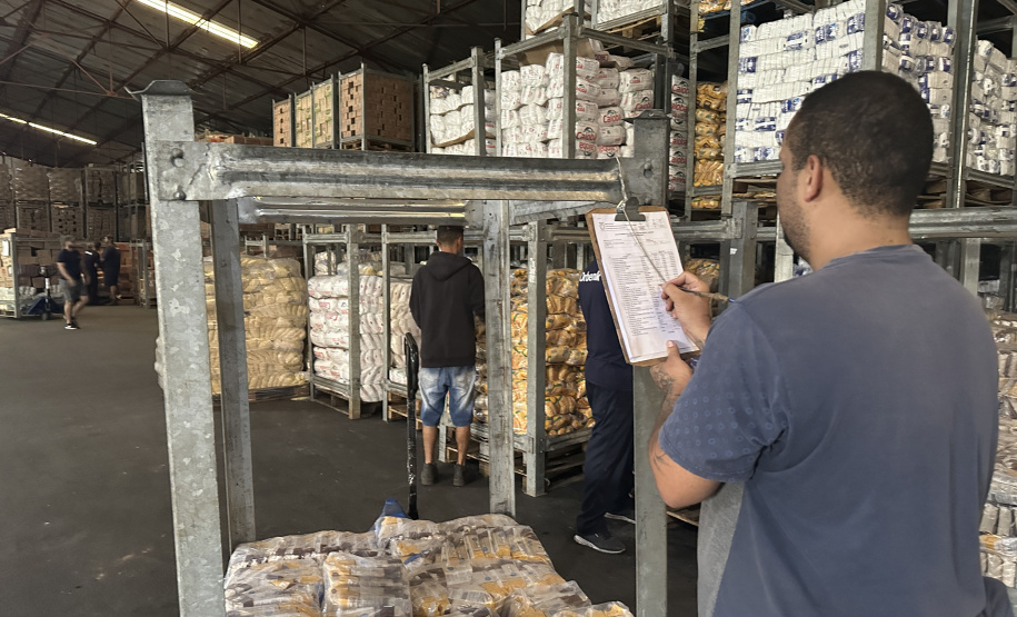 A 2ª remessa de alimentos não perecíveis para as escolas estaduais já está em andamento