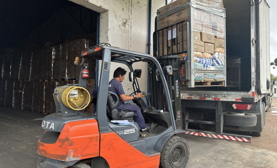 A 2ª remessa de alimentos não perecíveis para as escolas estaduais já está em andamento