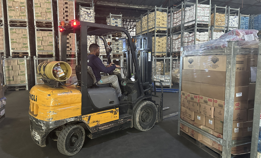 A 2ª remessa de alimentos não perecíveis para as escolas estaduais já está em andamento