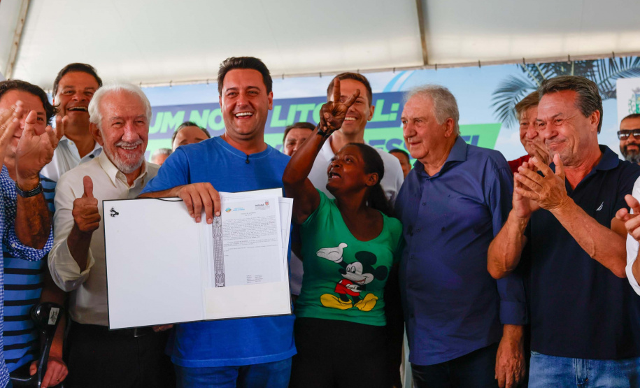 Governador entrega título de domínio da Chácara São Pedro ao município de Pontal do Paraná