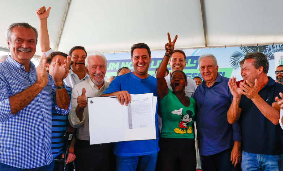 Governador entrega título de domínio da Chácara São Pedro ao município de Pontal do Paraná
