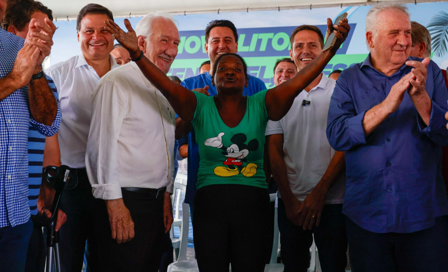 Governador entrega título de domínio da Chácara São Pedro ao município de Pontal do Paraná