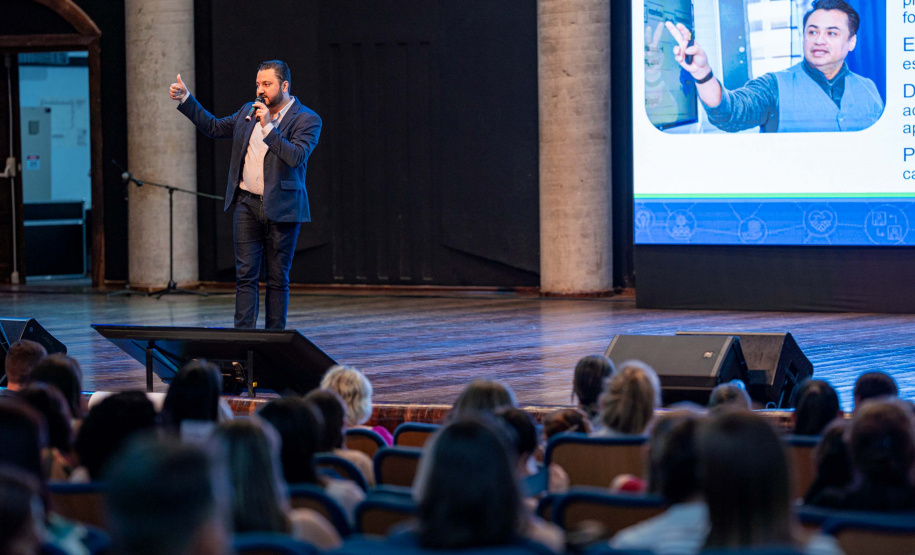 Educação qualifica formadores que vão orientar docentes em estágio probatório