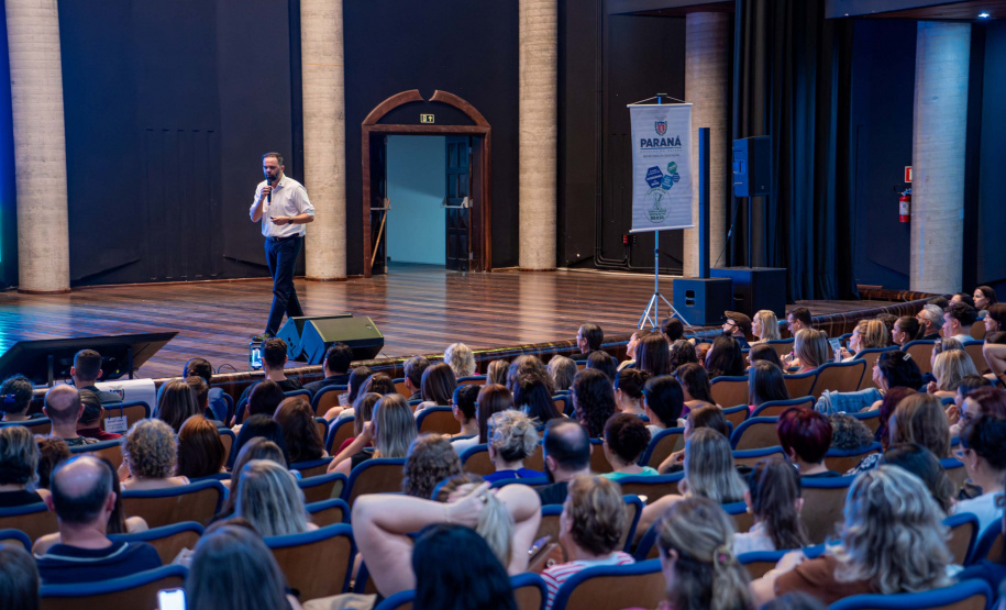 Educação qualifica formadores que vão orientar docentes em estágio probatório
