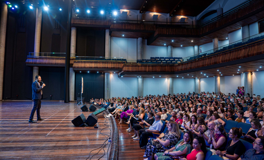 Educação qualifica formadores que vão orientar docentes em estágio probatório