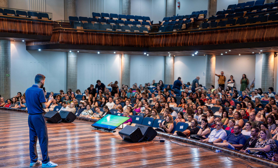 Educação qualifica formadores que vão orientar docentes em estágio probatório