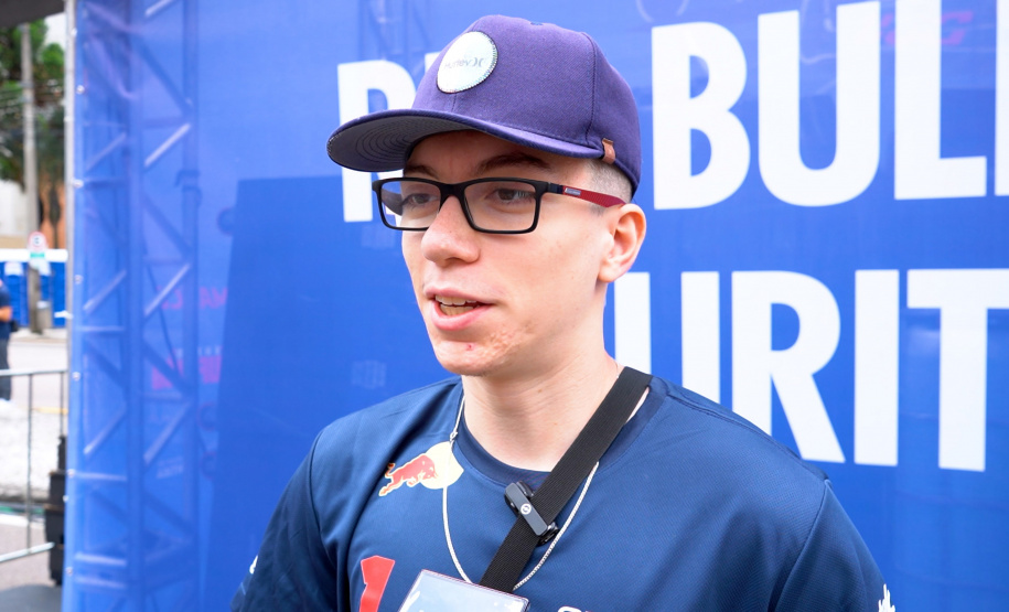 Adrenalina e velocidade: fãs apaixonados vibram com apresentação de carros na Red Bull Showrun