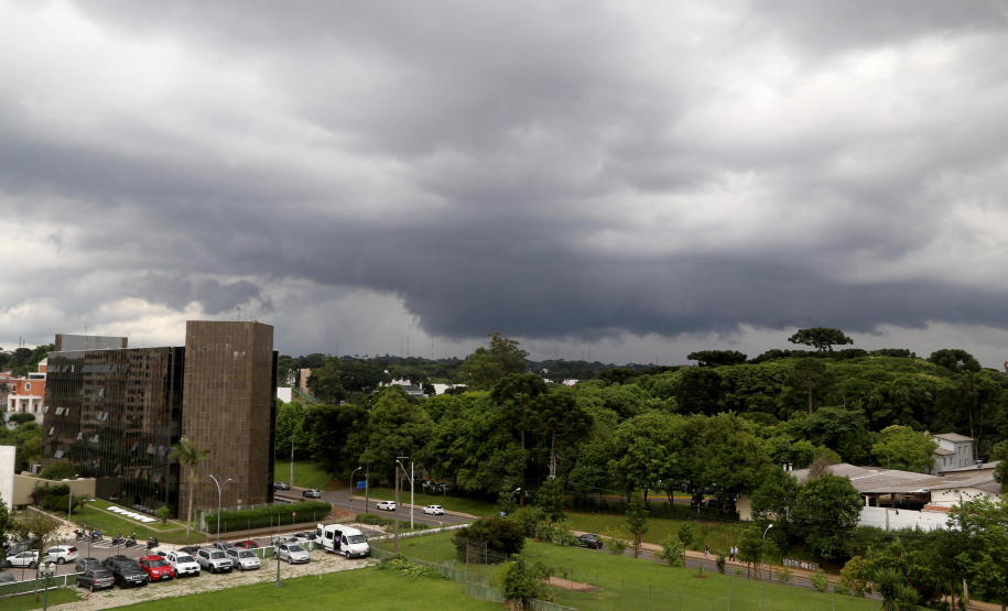 CHUVA DERRUBA AS TEMPERATURAS NO PARANÁ, MAS CALOR JÁ TEM PREVISÃO DE VOLTA, AFIRMA SIMEPAR