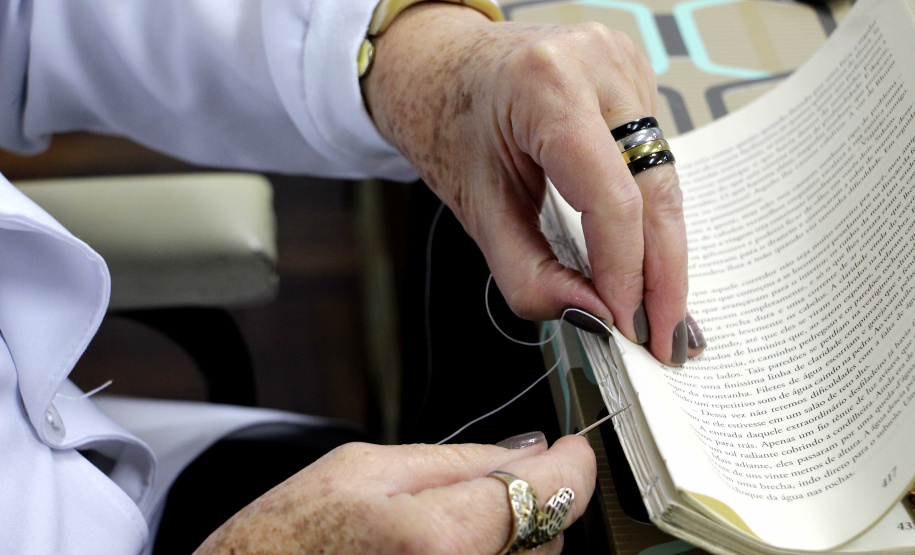 Biblioteca Pública realiza oficina de recuperação de livros