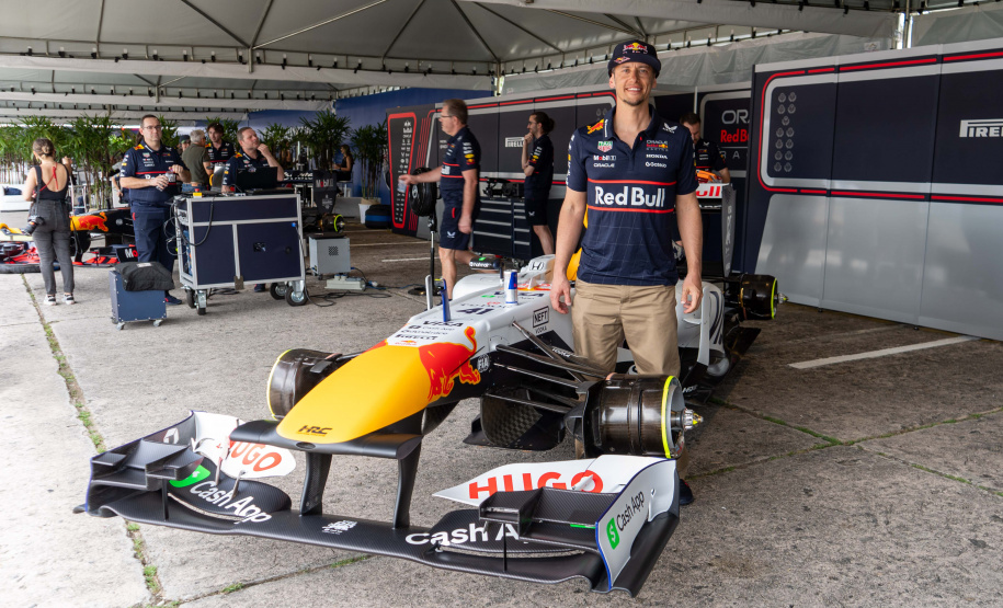 Motores roncando: pilotos testam carros para o Red Bull Showrun
