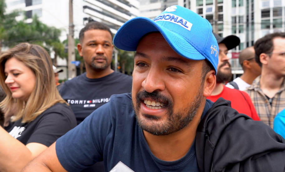 Adrenalina e velocidade: fãs apaixonados vibram com apresentação de carros na Red Bull Showrun