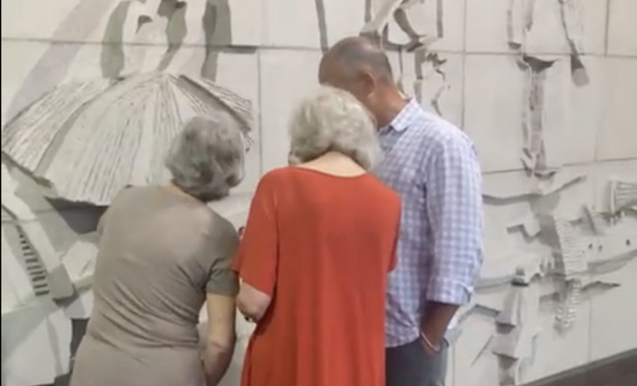 NA SEMANA DE ANIVERSÁRIO DE POTY LAZAROTTO, ARTISTAS QUE EXECUTARAM OBRAS DELE VISITAM MURAL DO SIMEPAR