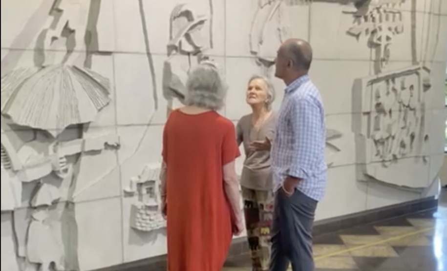 NA SEMANA DE ANIVERSÁRIO DE POTY LAZAROTTO, ARTISTAS QUE EXECUTARAM OBRAS DELE VISITAM MURAL DO SIMEPAR