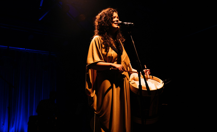 A cantora Thayana Barbosa encerra a temporada do projeto Toda Pele no palco do Teatro José Maria Santos
