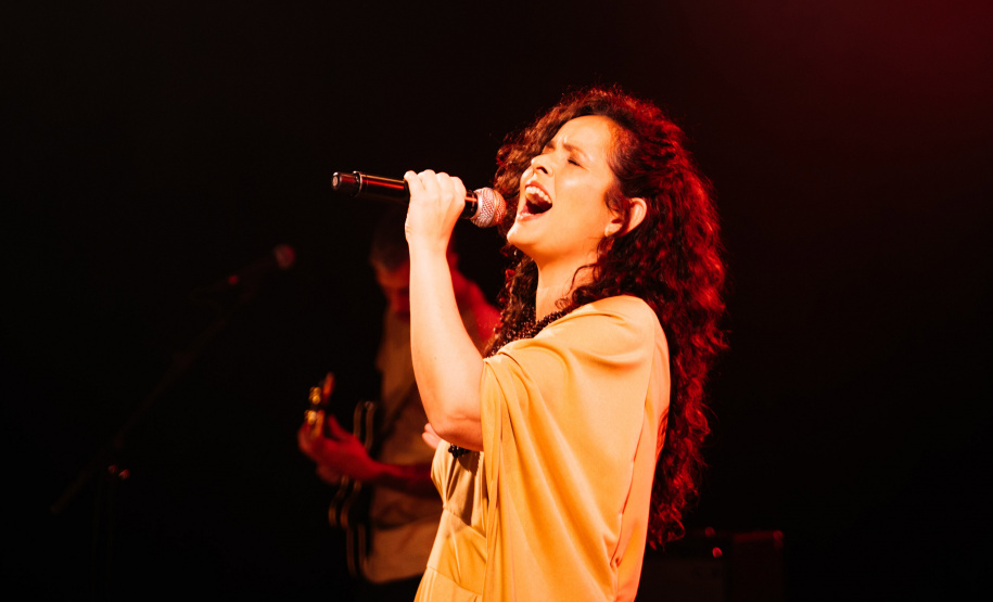 A cantora Thayana Barbosa encerra a temporada do projeto Toda Pele no palco do Teatro José Maria Santos